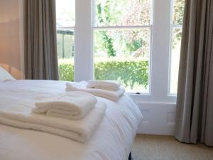 Large, stylish luxury 2 bed garden flat