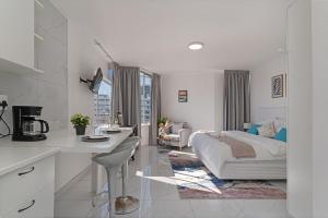 Stunning Ocean View Apt, Beach Walk & Promenade Access!