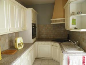 Maisons de vacances Gite de caractere avec etang prive, jardin clos et cheminee, parfait pour les familles - FR-1-426-121 : photos des chambres