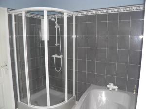 Maisons de vacances Gite de caractere avec etang prive, jardin clos et cheminee, parfait pour les familles - FR-1-426-121 : photos des chambres