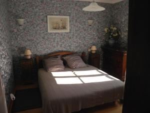 Maisons de vacances Gite de caractere avec etang prive, jardin clos et cheminee, parfait pour les familles - FR-1-426-121 : photos des chambres