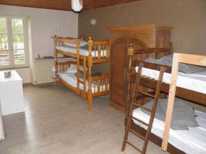 Maisons de vacances Gite de caractere avec etang prive, jardin clos et cheminee, parfait pour les familles - FR-1-426-121 : photos des chambres