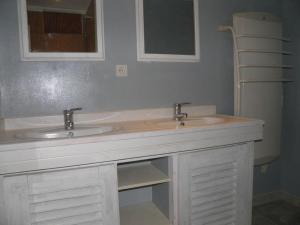 Maisons de vacances Gite de caractere avec etang prive, jardin clos et cheminee, parfait pour les familles - FR-1-426-121 : photos des chambres