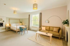 Central studio flat with parking permit