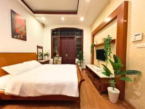 The leaf room - West Lake area