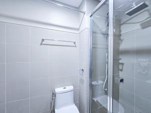 1BR Condotel with Balcony at FAME Residences #FM33-1