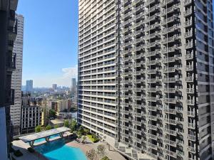 1BR Condotel with Balcony at FAME Residences #FM34-1