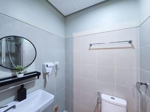 1BR Condotel with Balcony at FAME Residences #FM34-1