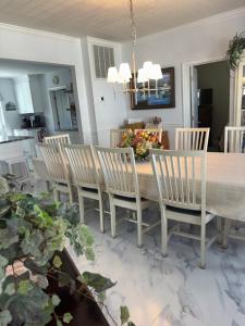 Large family home sleeps 18!