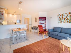 Les Petrels apartment in Koksijde with balcony, cleaning included