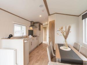 Chalet on a luxury campsite near the sea, cleaning included