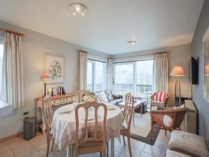 Bright apartment with terrace in Oostduinkerke, cleaning included