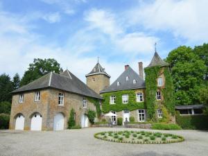 Castle in Bastogne with Garden, cleaning included