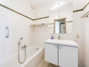 Apartment near Bruges with Seawall Views, cleaning included