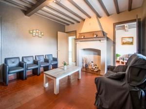 Farmhouse with hills in Comines-Warneton, cleaning included