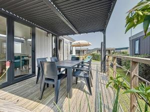 Maisons de vacances Mobil-home Grand Confort 4 pers, 2 ch, piscine chauffee a 200m de la plage - FR-1-361A-65 : Mobile Home