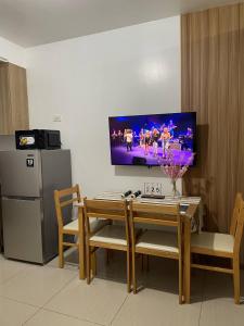 Walking Distance to Mall of Asia - Spacious Condo with Hot Shower and Balcony