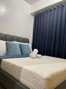 Walking Distance to Mall of Asia - Spacious Condo with Hot Shower and Balcony