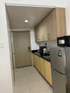 Walking Distance to Mall of Asia - Spacious Condo with Hot Shower and Balcony