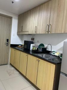 Walking Distance to Mall of Asia - Spacious Condo with Hot Shower and Balcony