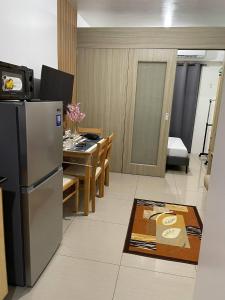 Walking Distance to Mall of Asia - Spacious Condo with Hot Shower and Balcony