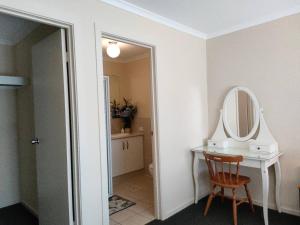 5 bd 2 bath stylish retreat close to beach and wineries in Christie Downs