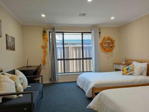 5 bd 2 bath stylish retreat close to beach and wineries in Christie Downs