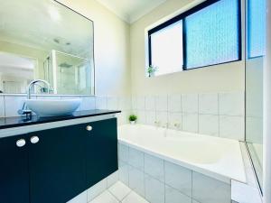 Indian Ocean View-Three King Beds