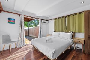 Gargoyle House - Spacious West End Home with Yard