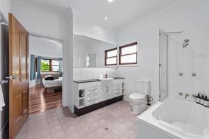 Gargoyle House - Spacious West End Home with Yard