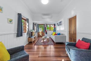 Gargoyle House - Spacious West End Home with Yard