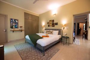 The Lotus Loft by The Blue Kite - 3BHK Apartment in New Delhi near Lotus Temple with kitchen, Balcony, Caretaker, WiFi
