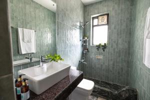The Lotus Loft by The Blue Kite - 3BHK Apartment in New Delhi near Lotus Temple with kitchen, Balcony, Caretaker, WiFi