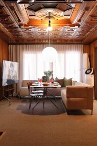 30pyeong private sensational accommodation spacious living room 2 minutes from Sinbang hwa Station kimpoairport near hong-dae