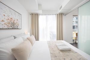 Classy and Luxury 2 bedroom apartment 5 mins to Dundas Square