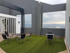 Simfoni Spacious 3 Bedroom w Wi-Fi and Netflix