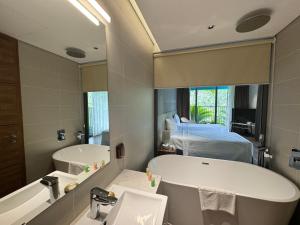 Căn hộ 2 ban công view núi view biển tại Flamingo Cát Cò 2