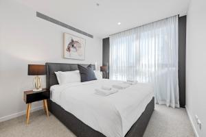 Luxe 3BR Apt with City Views, Car Park and Rooftop Pool