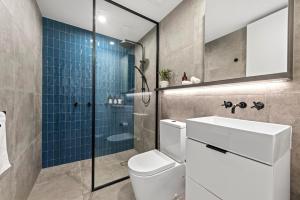 Luxe 3BR Apt with City Views, Car Park and Rooftop Pool