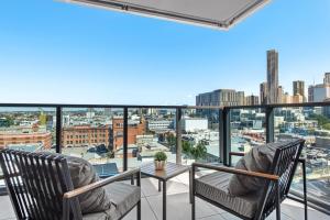 Luxe 3BR Apt with City Views, Car Park and Rooftop Pool