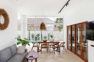 Jacuzzi 3BR Villa - Prime Canggu - Near Ocean