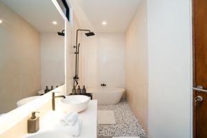 Villa Onetti - Luxury Villa with Private Pool, Rooftop & Rice Field Views