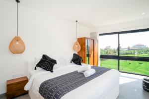 Villa Onetti - Luxury Villa with Private Pool, Rooftop & Rice Field Views