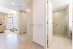 Balcony Overlooking Community 2BR with Assistant Room, Minutes Away From the Beach, Madinat Jumeirah Living Rahaal 2, Jumeirah by Deluxe Holiday Homes