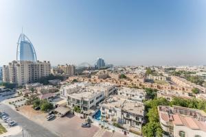 Balcony Overlooking Community 2BR with Assistant Room, Minutes Away From the Beach, Madinat Jumeirah Living Rahaal 2, Jumeirah by Deluxe Holiday Homes