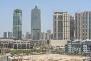 Free housekeeping visits during your stay - StayShort - Modern JVC Apartment Sleeps 4 with Pool View