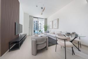 Free housekeeping visits during your stay - StayShort - Modern JVC Apartment Sleeps 4 with Pool View