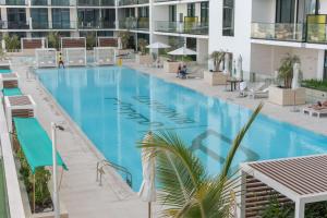 Free housekeeping visits during your stay - StayShort - Modern JVC Apartment Sleeps 4 with Pool View