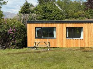 1 Bedroom Cabin with Mountain & Loch Views - Quiet Location between Glencoe & Ben Nevis