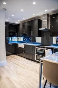 Spacious 2-BDR Flat! 1 minute to tube station